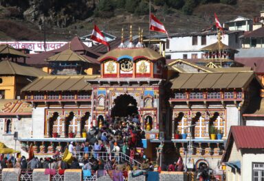 Badrinath: Sacred Himalayan pilgrimage site dedicated to Lord Vishnu, known for its ancient temple amidst stunning mountain scenery.