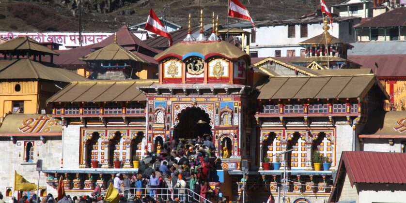 Badrinath: Sacred Himalayan pilgrimage site dedicated to Lord Vishnu, known for its ancient temple amidst stunning mountain scenery.