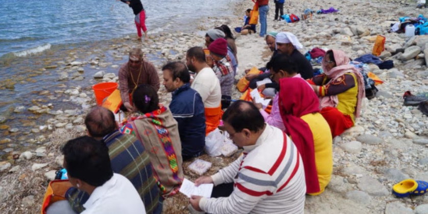 Pilgrims performing ritual prayers and offerings at the shore of Lake Mansarovar